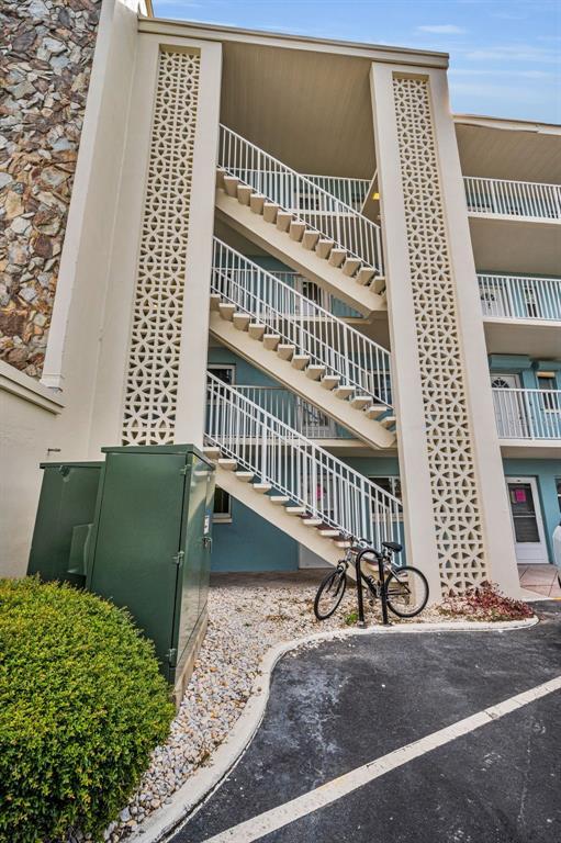 Foto del edificio - 300 64th Ave