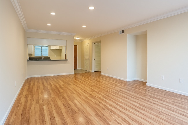 Building Photo - 700 Palm Dr