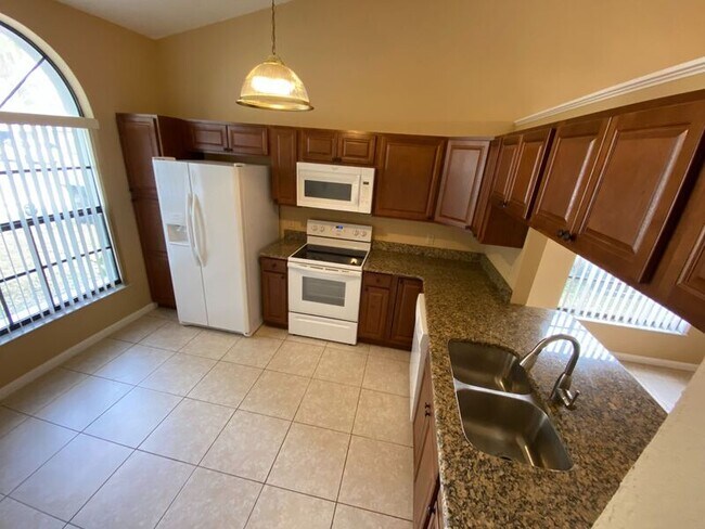 Building Photo - 10122 Trilliums Dr
