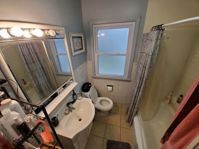 Foto del edificio - AVAILABLE JUNE - 7 Bed 3 Bath Tons of Space