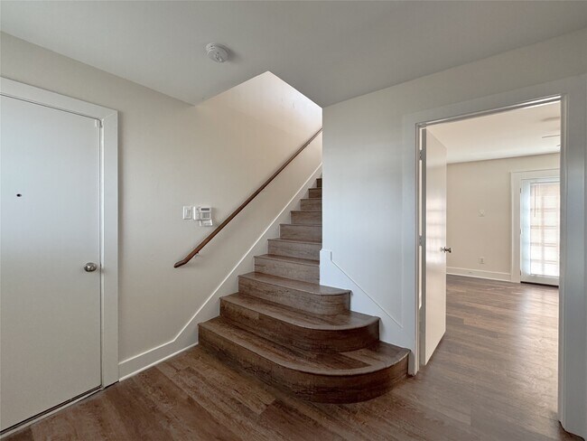 Foto del edificio - 5899 Fairdale Ln