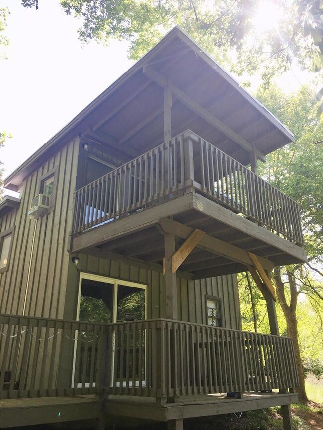 Building Photo - 575 Vaughn Rd