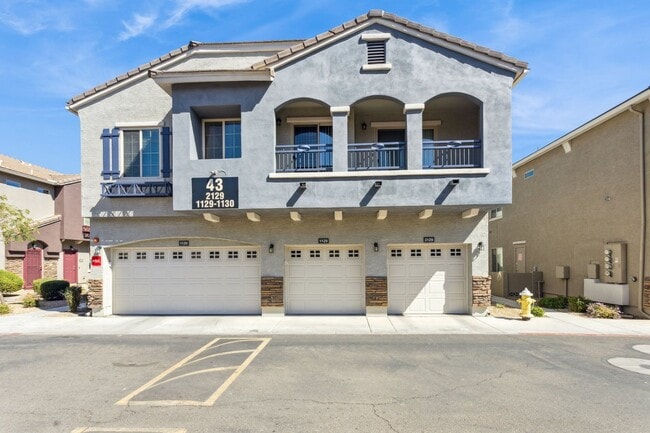 Building Photo - Gorgeous Condo