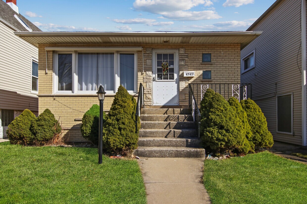 Primary Photo - 4743 S Keeler Ave