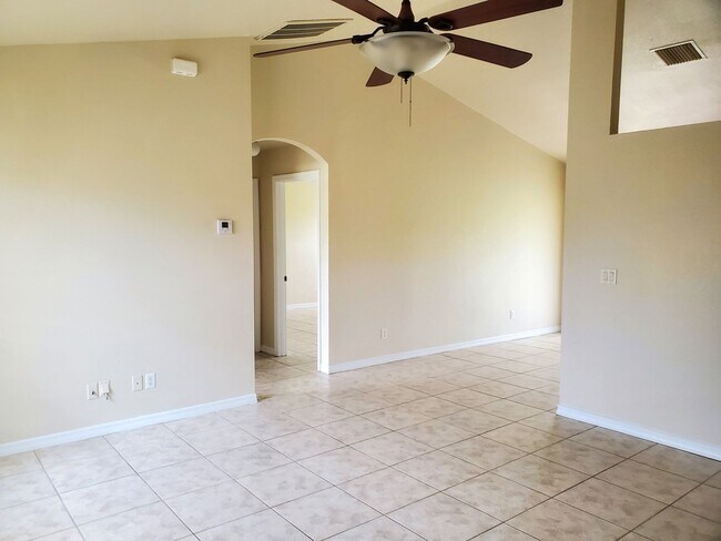 Foto del edificio - Single Family Home  4 Bed/2 Bath