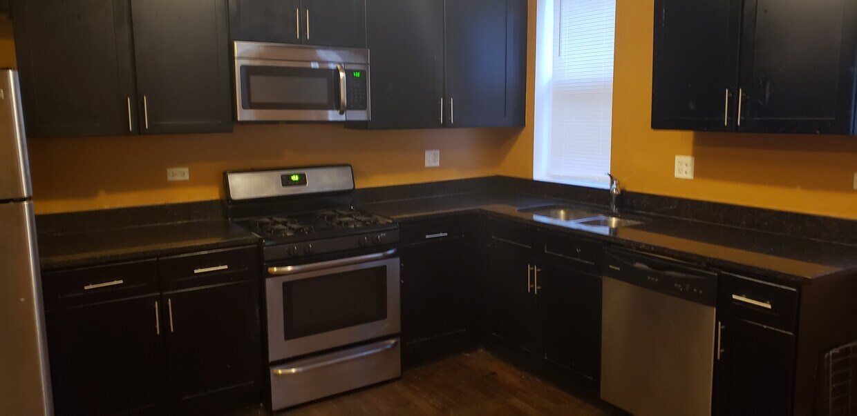 Primary Photo - 6142 S King Dr
