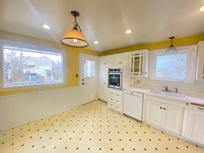 Foto del edificio - Great location! cute bungalow!