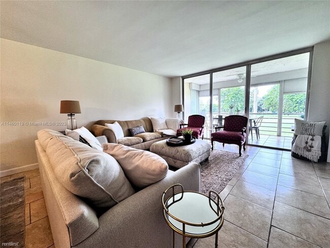 Building Photo - 3 br, 2 bath House - 901 W Cypress Ln Apt 201