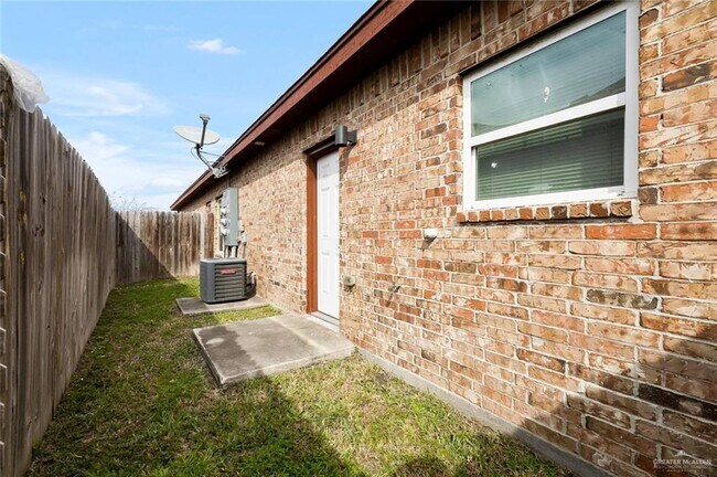 Building Photo - 10 Valeria St