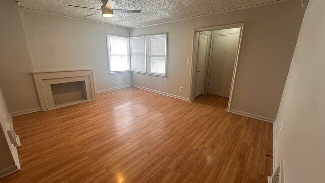 Building Photo - $795 - 2 bed 1 bath - Single Family Home