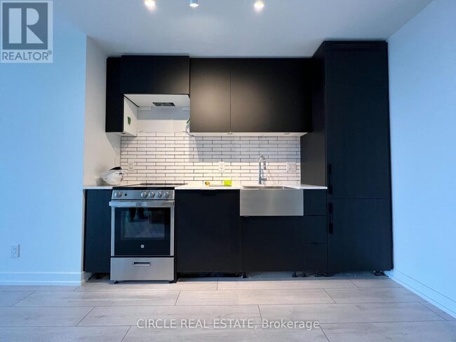 Building Photo - 270 Dufferin St