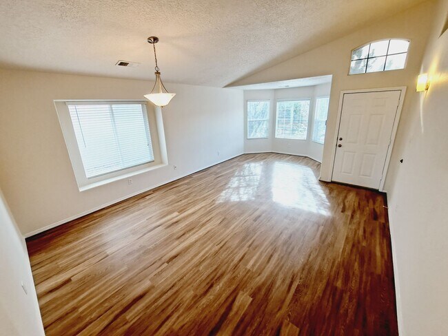 Building Photo - 4  bed, 2 bath 1,800 sq ft in the Huning R...