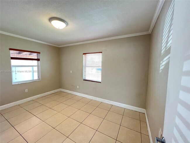 Building Photo - 645 E 8th Ave