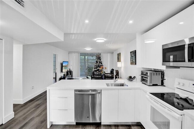 Foto del edificio - 8341 Sands Point Blvd