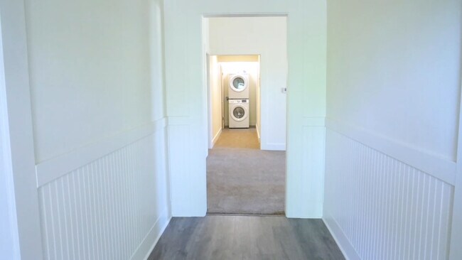 Building Photo - 1242 W 4th St