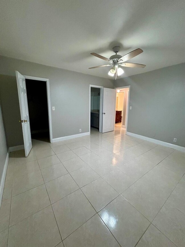 Building Photo - 4105 Woodside Dr