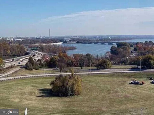 Foto del edificio - 1011 Arlington Blvd