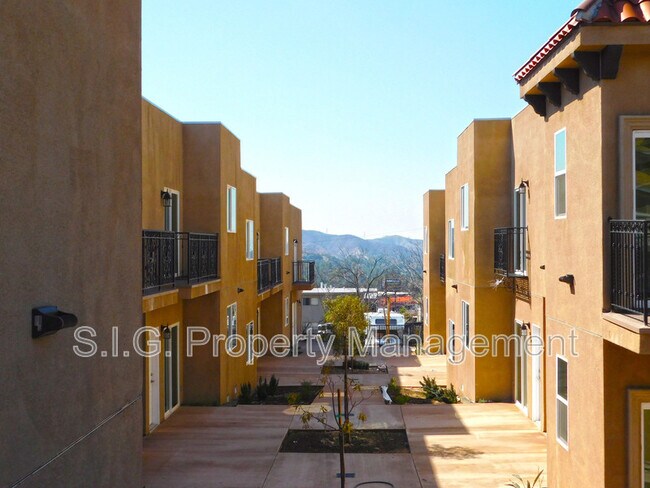 Foto del edificio - 10215 Tujunga Canyon Blvd