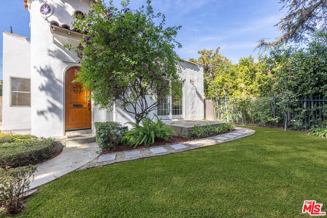 Foto del edificio - 1557 N Stanley Ave