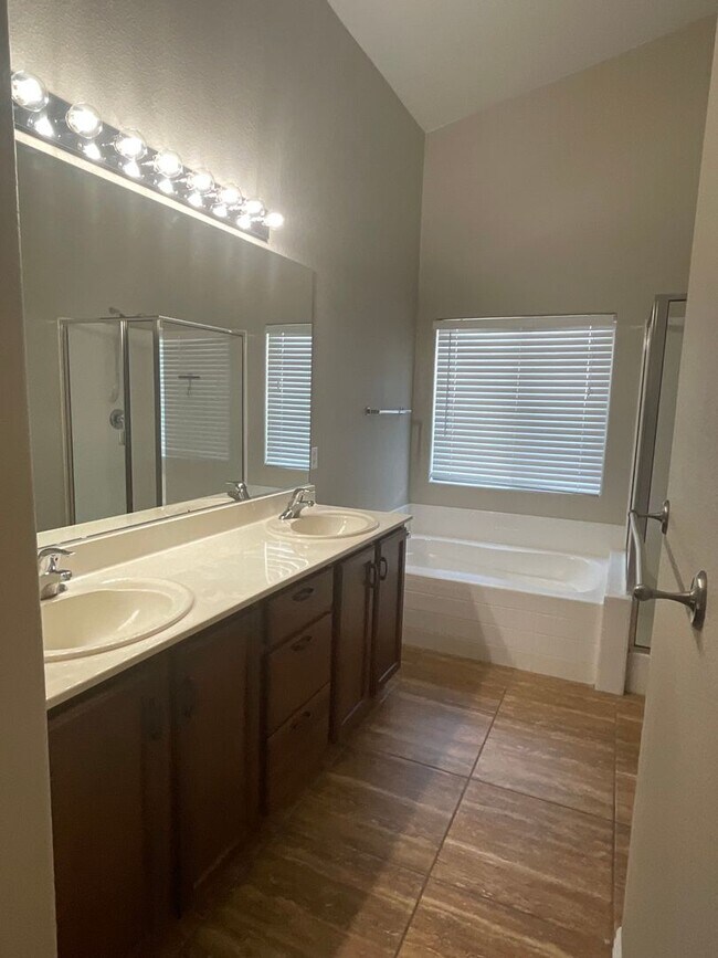 Foto del edificio - 1 story home, 4br, 2bath, 3cg, RV GATE