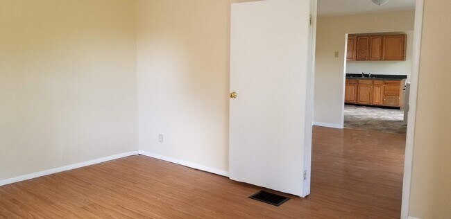 Dormitorio 1 a Sala de Estar - 323 W 4th St