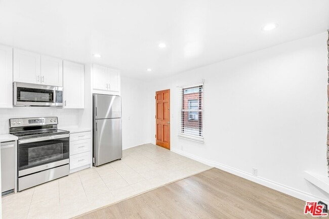 Building Photo - 2029 Cloverfield Blvd