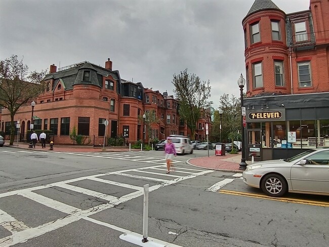 Photo - 261 W Newton St Townhome