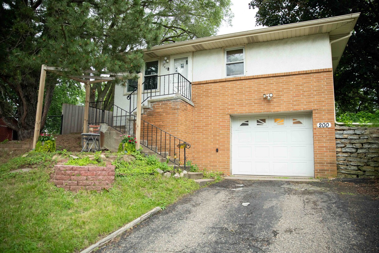 Primary Photo - 200 Butler Ave E