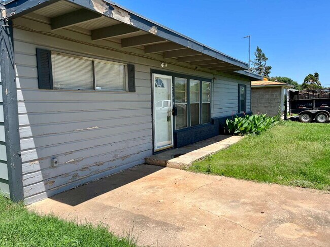 Building Photo - Charming 3 bedroom, 1.5 bathroom!