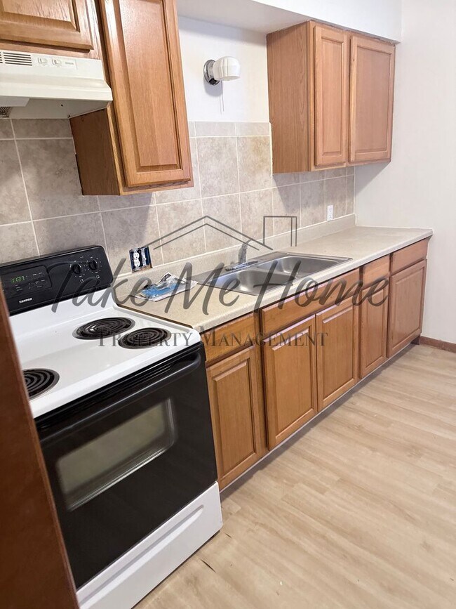 Foto del edificio - Charming 2-Bed, 1-Bath Home for Rent in All-Brick Fourplex