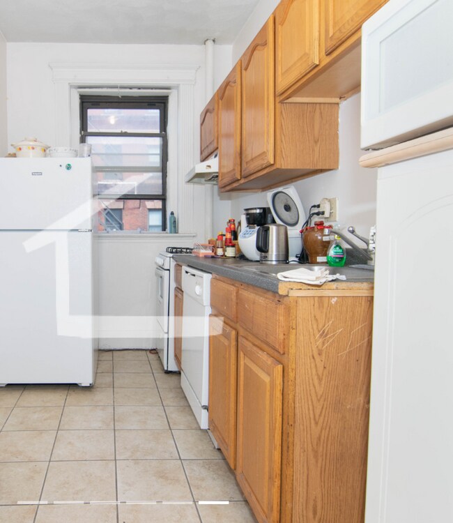 Foto del edificio - Great deal! 3-bed, 1.5 Bath in Allston on The B Line; Heat/HW Incl!