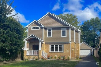 Building Photo - 130 W Ellis Ave