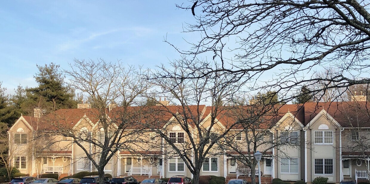 Holmdel Mews - 123 Northampton Dr