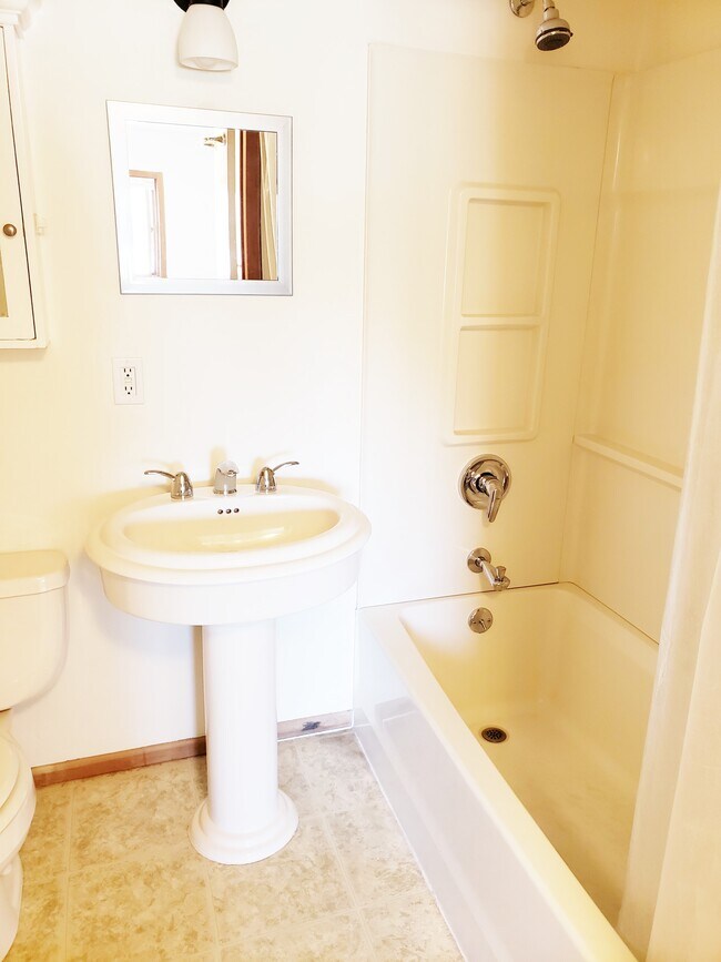 Full Bath - 408 Copeland St