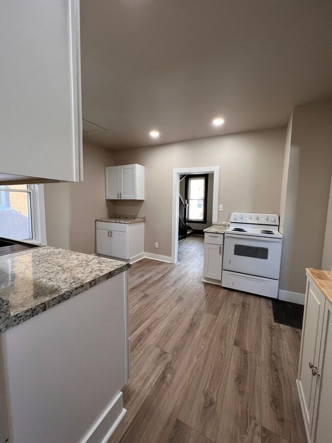 Building Photo - Large renovated house