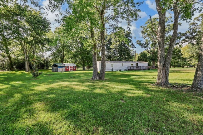 Building Photo - Cozy 3-bed 2-bath in a quiet spot.