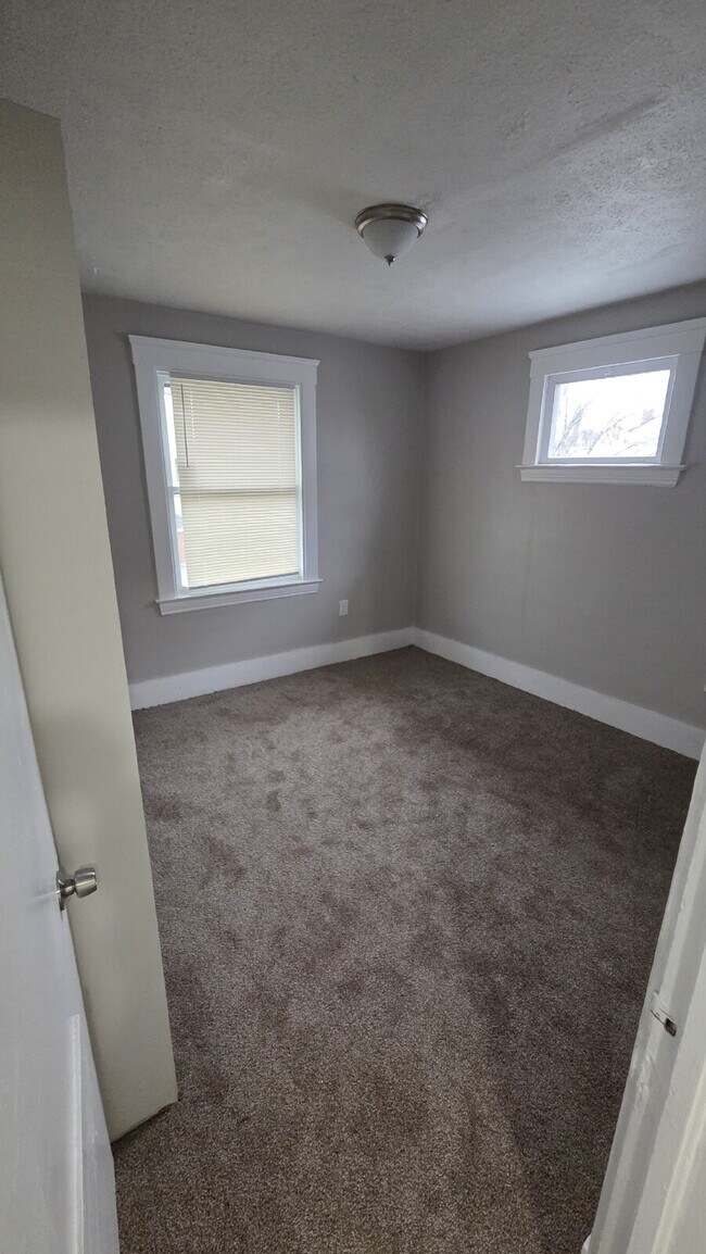 Building Photo - "Two story 3-Bedroom Upper Duplex on Denison Ave"