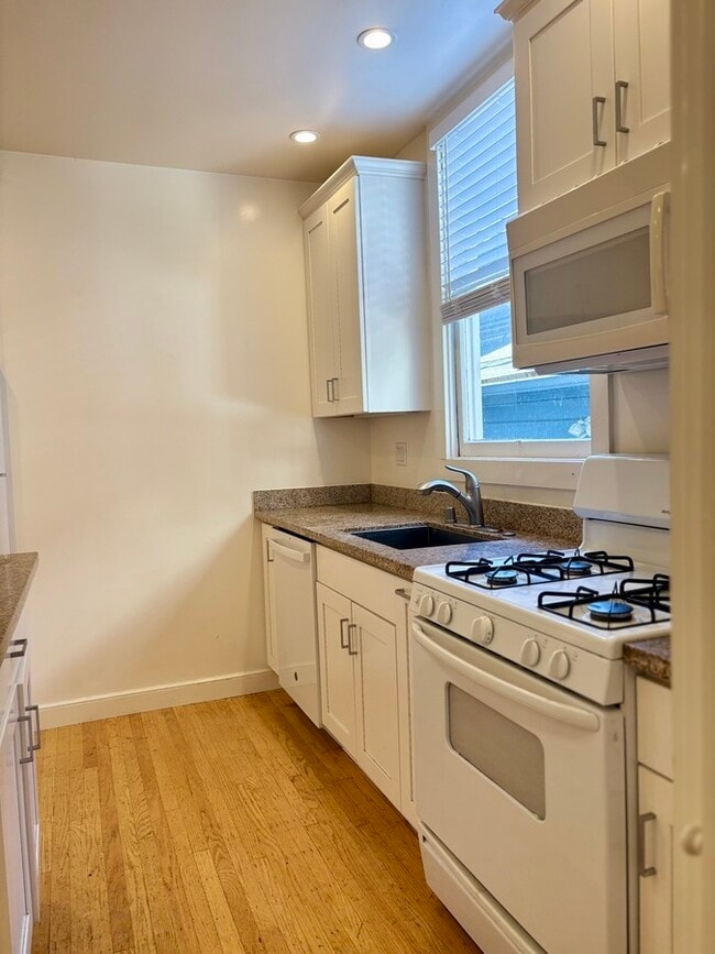 Building Photo - 184 Pixley St