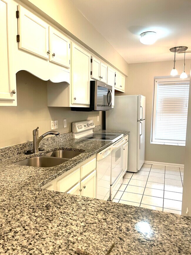 Kitchen - 704 Heritage Pkwy