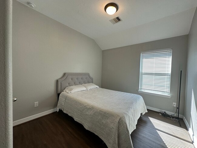 Building Photo - 419 Oak Chase Dr