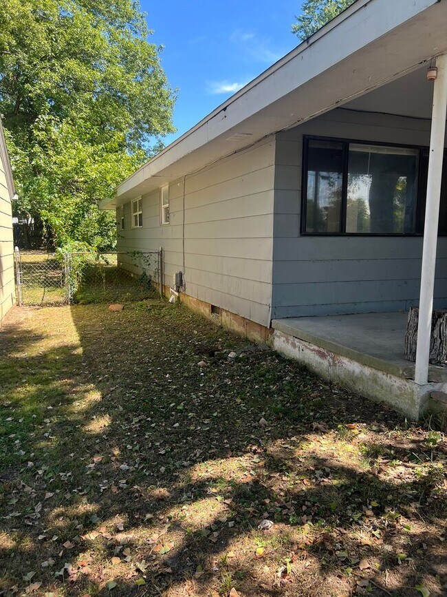 Building Photo - 3 Bed | 1 Bath | Springfield MO!
