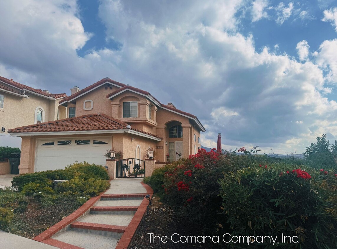 Foto principal - Gorgeous 3 Bedrooms, 3 Full Bathrooms, Two...