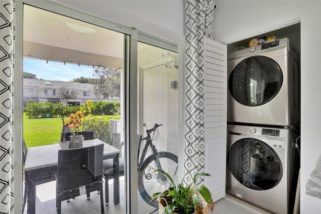 Building Photo - 7921 Sanibel Dr