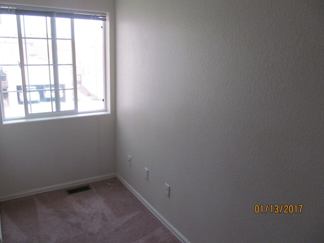 Building Photo - 2 Bed 2 Bath Condo....Available Now In Gat...