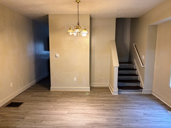 Foto del edificio - 2305 N Kenwood Ave