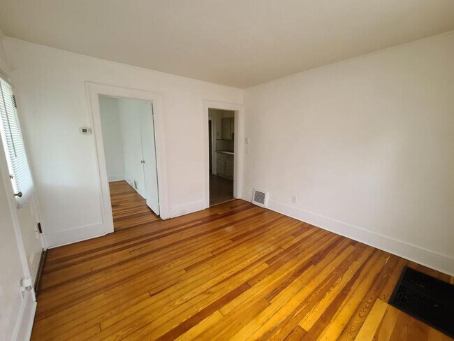 Building Photo - 609 S 34th St