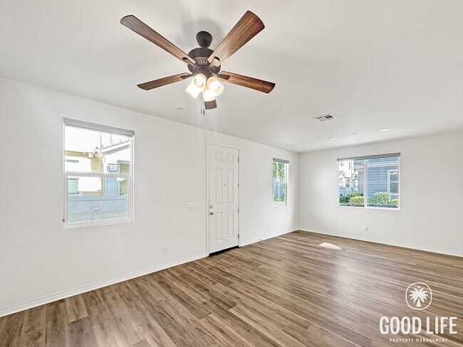 Foto del edificio - Beautiful 3B/2.5BA Townhouse in Imperial Beach with Loft, Private Patio & 2-Car Garage