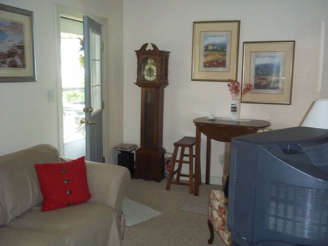 Foto del edificio - 110-D Longhill Road, Williamsburg - Availa...