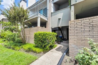 Building Photo - 10811 Richmond Ave.