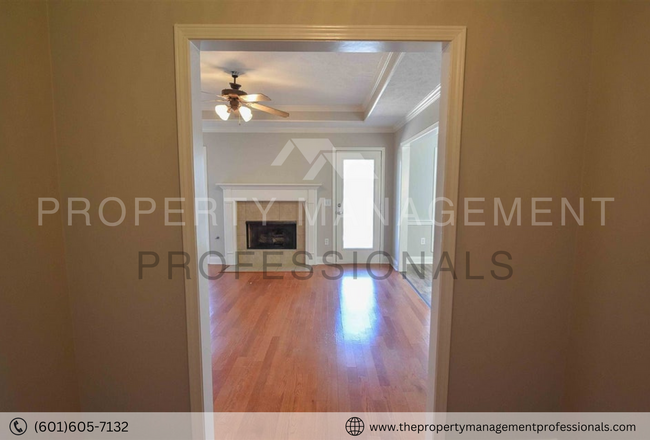 Building Photo - A Beautiful and Spacious 3 Bedroom House i...